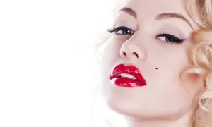 Blond włosy, czerwone usta i pieprzyk – klasyczny efekt Marilyn Monroe.
