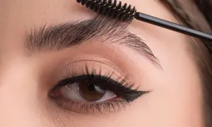 Szczoteczka do brwi stylizuje włoski. Zastanawiasz się, ile kosztuje laminacja brwi?