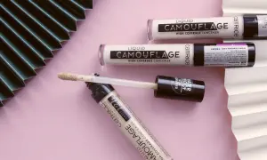 Korektor pod oczy ranking: Catrice Liquid Camouflage, wodoodporny, kryjący, idealny na cienie.