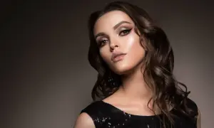 Elegancki makijaż do czarnej sukienki: smoky eyes, błyszczące powieki i matowe usta. Idealny na wieczorne wyjście.