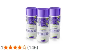 Trzy butelki hydroliny lawendowej INA Essentials z motywem lawendy. Produkt oczyszcza, nawilża i pomaga zwalczać trądzik.