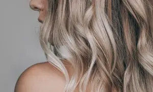 Piękne, falowane blond włosy z refleksami. Dowiedz się, jak rozjaśnić włosy w domu, by uzyskać taki efekt.