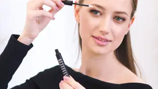 Kobieta aplikuje produkt do brwi Nanobrow, tworząc perfekcyjny makijaż.