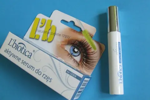 Serum L'biotica na porost rzęs, które obiecuje naturalnie piękne rzęsy. Opakowanie z wizerunkiem oka i aplikatorem.