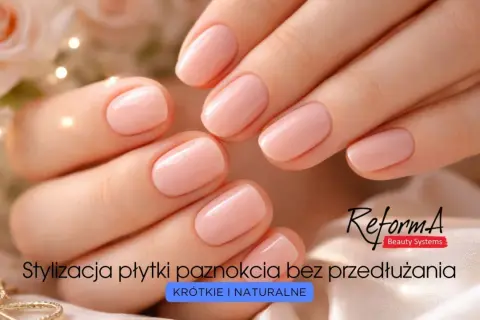Delikatne, bardzo krótkie paznokcie hybrydowe w naturalnym odcieniu. Idealne dla każdej kobiety ceniącej subtelność i elegancję.