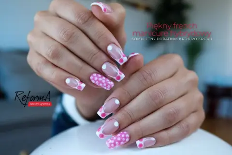 Uroczy french manicure hybrydowy w różowe kropki.