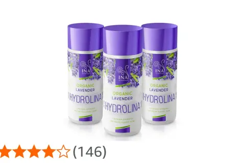 Trzy butelki hydroliny lawendowej INA Essentials z motywem lawendy. Produkt oczyszcza, nawilża i pomaga zwalczać trądzik.