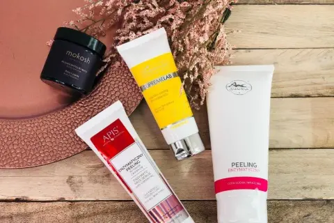 Jaki peeling do cery dojrzałej? Odkryj skuteczne rozwiązania dla pięknej skóry
