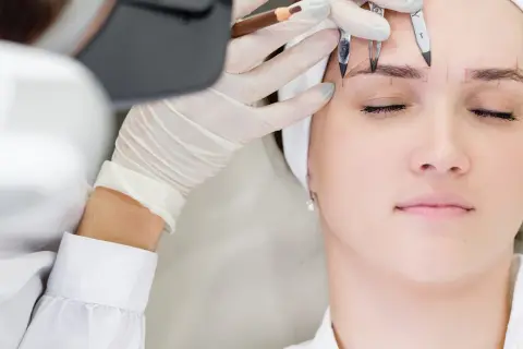 Precyzyjne rysowanie brwi metodą microblading. Sprawdź, jaka jest microblading brwi cena i ciesz się idealnym kształtem.