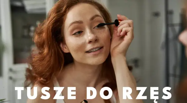 Ruda kobieta z piegami maluje rzęsy tuszem. To ten tusz do rzęs polecany przez blogerki, który daje efekt wow!