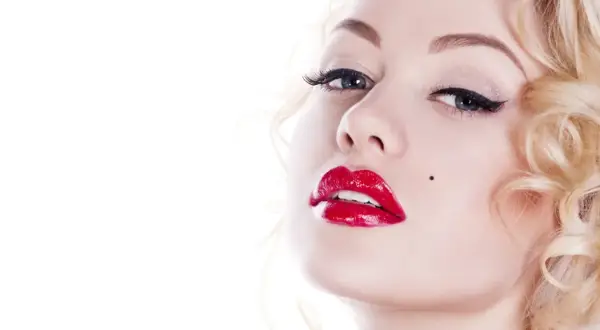 Blond włosy, czerwone usta i pieprzyk – klasyczny efekt Marilyn Monroe.