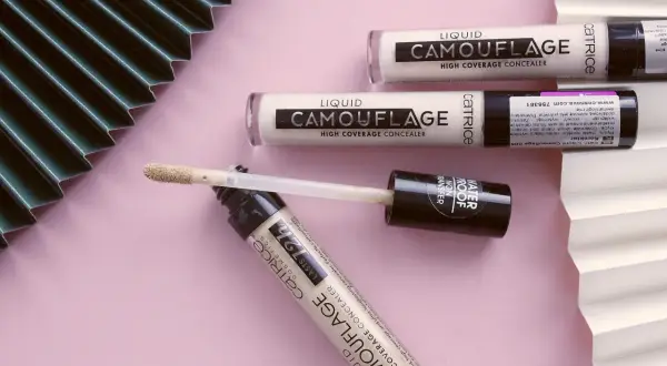 Korektor pod oczy ranking: Catrice Liquid Camouflage, wodoodporny, kryjący, idealny na cienie.
