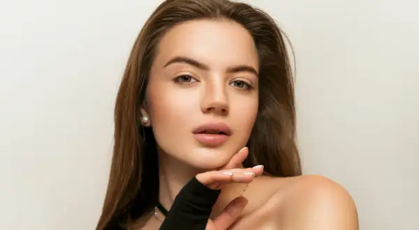 Elegancka kobieta z perłą w uchu, szukająca sposobów na nudę.