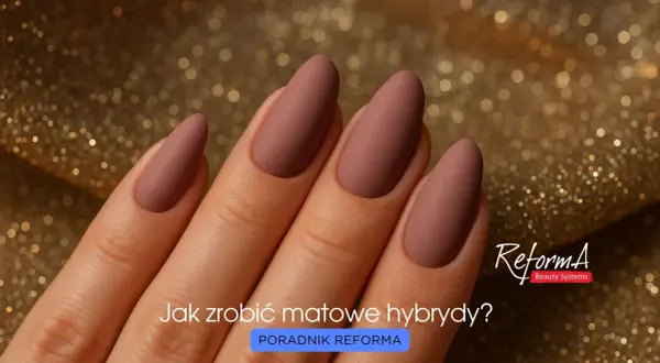 Dłoń z eleganckimi, matowymi paznokciami w odcieniu pudrowego różu na złotym, błyszczącym tle. Pytanie "Jak zrobić matowe hybrydy?" zachęca do nauki.