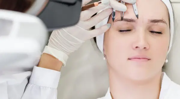 Precyzyjne rysowanie brwi metodą microblading. Sprawdź, jaka jest microblading brwi cena i ciesz się idealnym kształtem.