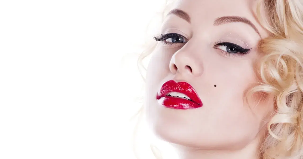 Blond włosy, czerwone usta i pieprzyk – klasyczny efekt Marilyn Monroe.