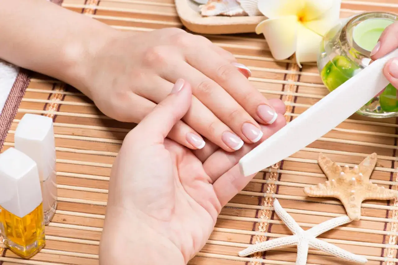 Delikatne dłonie po zabiegu, który wyjaśnia, co to jest manicure japoński. Piękne, naturalne paznokcie.