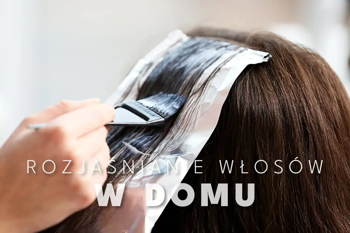 Ręka z pędzlem nakłada rozjaśniacz na pasma włosów owinięte folią. Poradnik: jak rozjaśnić włosy w domu.