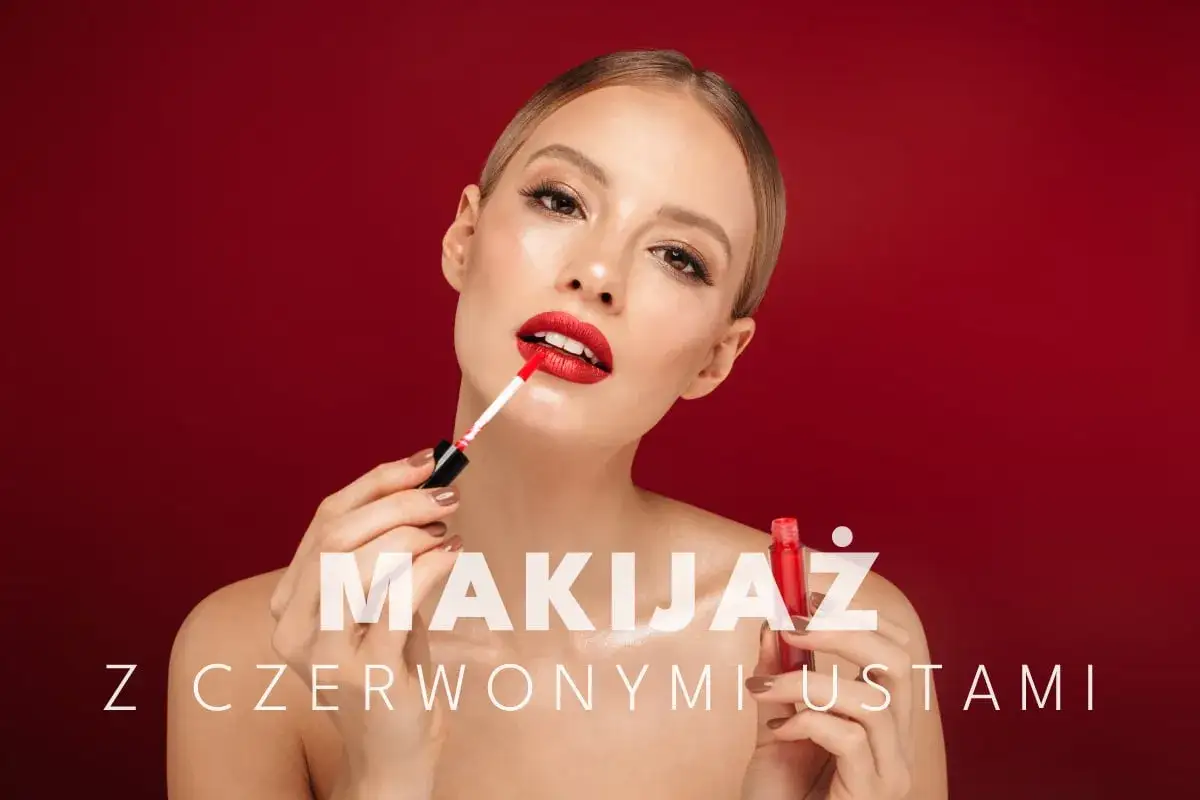 Kobieta zmysłowo maluje swoje czerwone usta błyszczykiem.