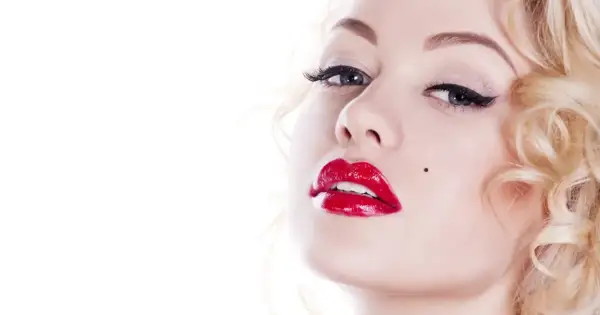 Blond włosy, czerwone usta i pieprzyk – klasyczny efekt Marilyn Monroe.