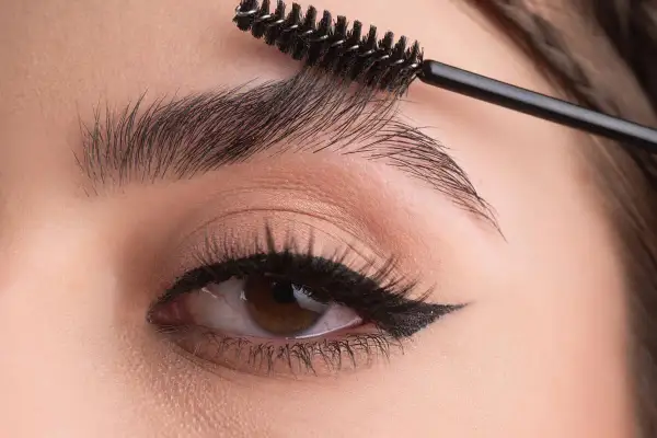 Szczoteczka do brwi stylizuje włoski. Zastanawiasz się, ile kosztuje laminacja brwi?