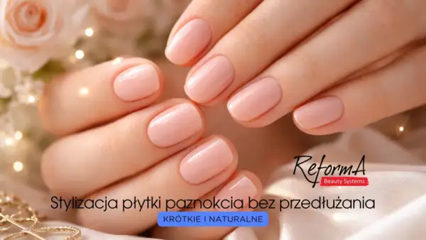 Delikatne, bardzo krótkie paznokcie hybrydowe w naturalnym odcieniu. Idealne dla każdej kobiety ceniącej subtelność i elegancję.