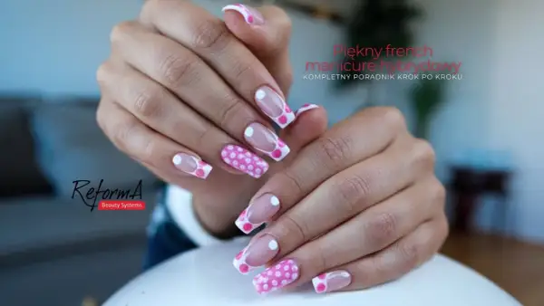 Uroczy french manicure hybrydowy w różowe kropki.