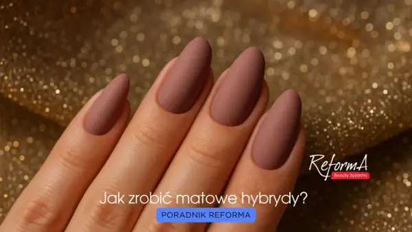 Dłoń z eleganckimi, matowymi paznokciami w odcieniu pudrowego różu na złotym, błyszczącym tle. Pytanie "Jak zrobić matowe hybrydy?" zachęca do nauki.