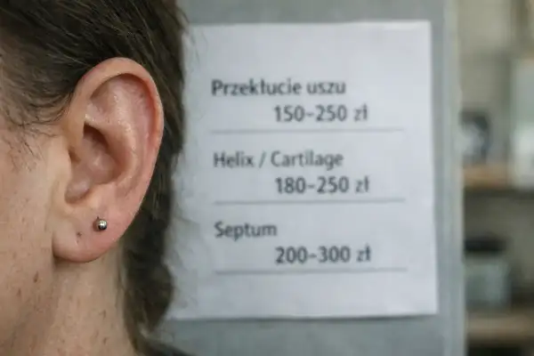 Cennik przekłuć: ucho 150-250 zł, helix 180-250 zł, septum 200-300 zł.