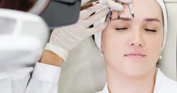 Precyzyjne rysowanie brwi metodą microblading. Sprawdź, jaka jest microblading brwi cena i ciesz się idealnym kształtem.