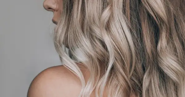 Piękne, falowane blond włosy z refleksami. Dowiedz się, jak rozjaśnić włosy w domu, by uzyskać taki efekt.
