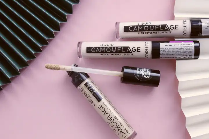 Korektor pod oczy ranking: Catrice Liquid Camouflage, wodoodporny, kryjący, idealny na cienie.